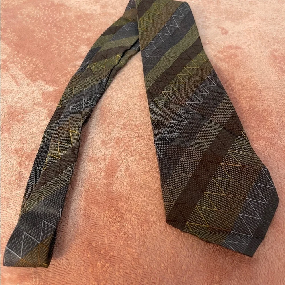 DKNY Men's Tie in Black and Brown with Yellow Accents